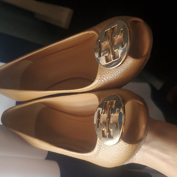 Tory Burch Logo Leather Peep Toe Wedges - Picture 7 of 9